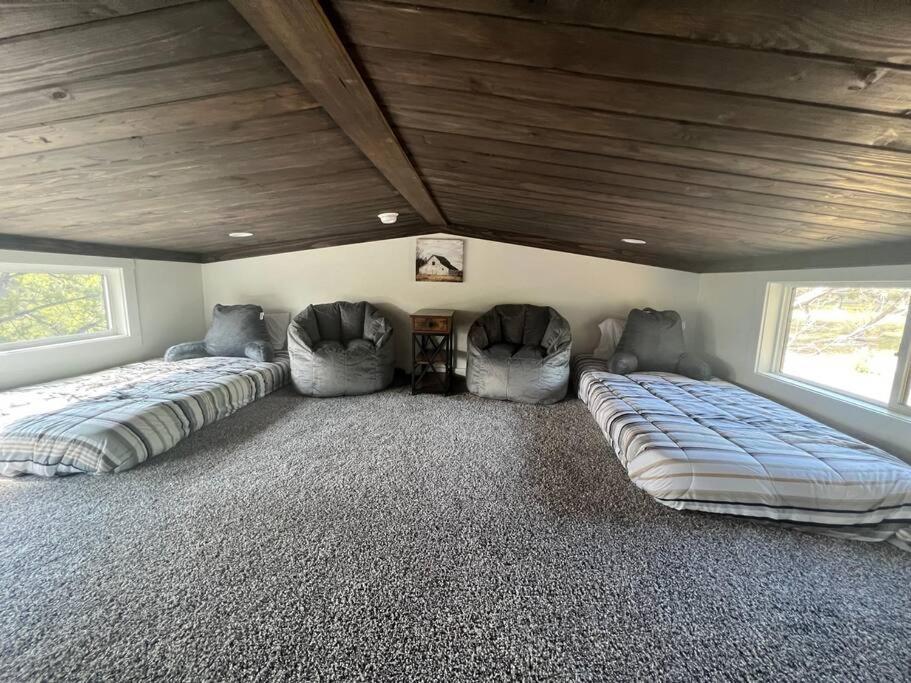 Fox Hollow - Tiny Home With Cypress Creek Access, Park Like Setting 윔벌리 외부 사진